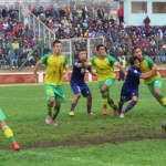 Los ternos y corbatas no sirven para el barro